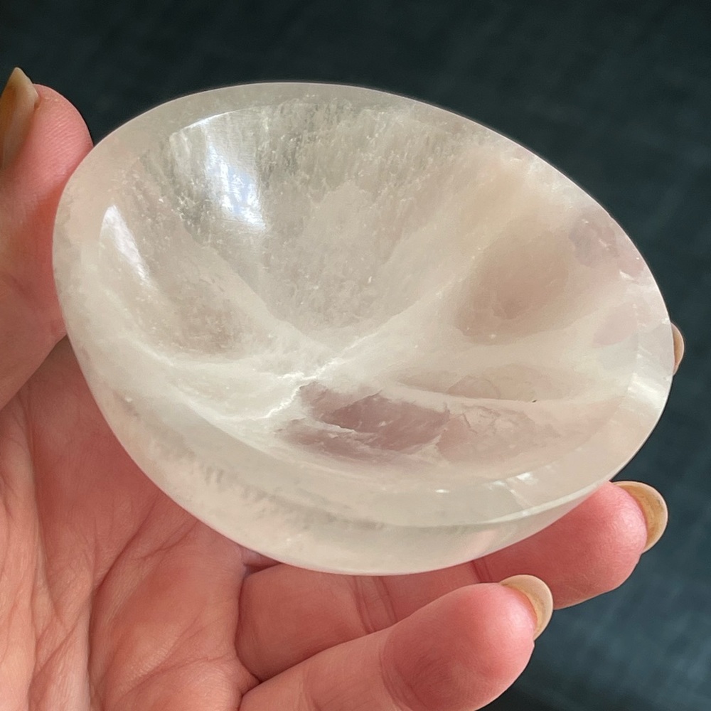 Genuine selenite hand carved bowl - Picture 5 of 12